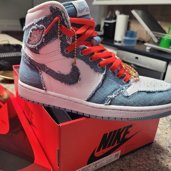 Womens Jordan 1 Retro HI OG - Picture 2 of 2